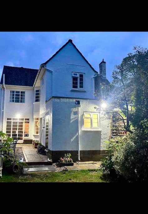 Spacious Semi-Detached Southsea House, Free Parking On Drive Portsmouth Bagian luar foto
