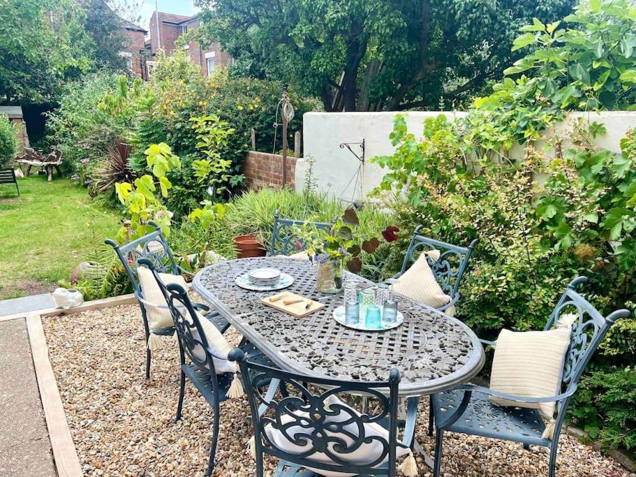 Spacious Semi-Detached Southsea House, Free Parking On Drive Portsmouth Bagian luar foto