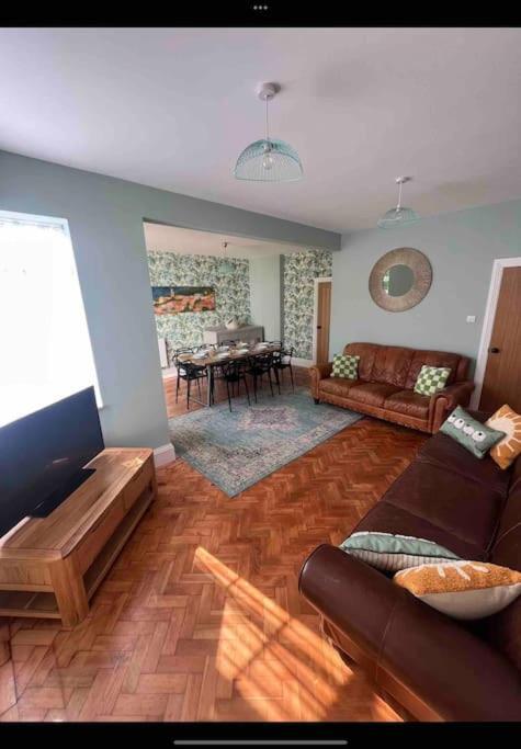 Spacious Semi-Detached Southsea House, Free Parking On Drive Portsmouth Bagian luar foto