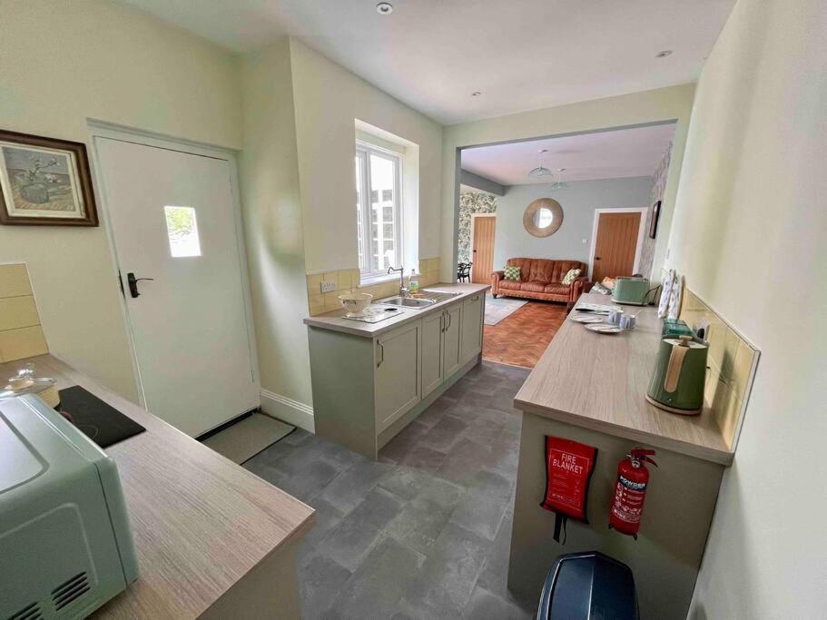 Spacious Semi-Detached Southsea House, Free Parking On Drive Portsmouth Bagian luar foto