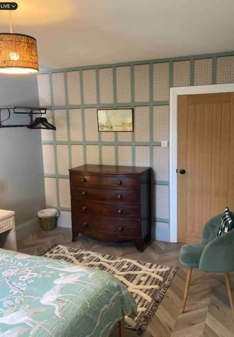 Spacious Semi-Detached Southsea House, Free Parking On Drive Portsmouth Bagian luar foto