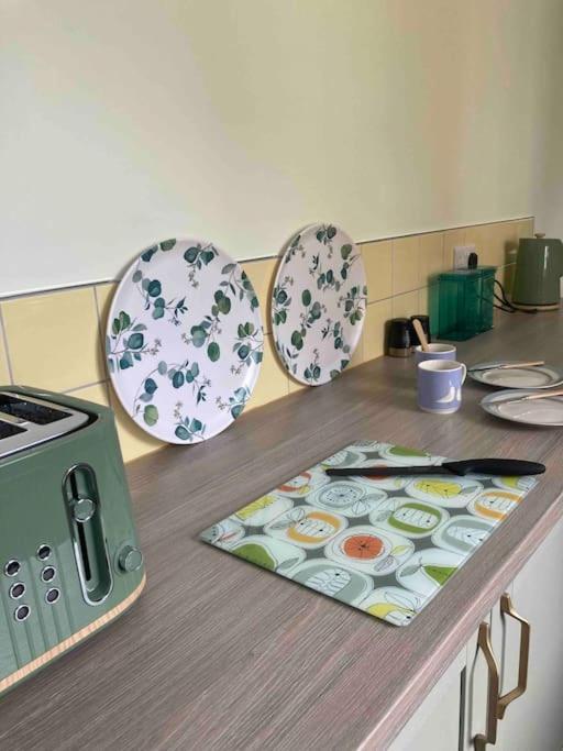 Spacious Semi-Detached Southsea House, Free Parking On Drive Portsmouth Bagian luar foto