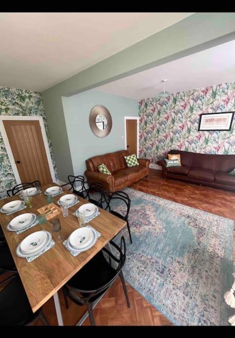 Spacious Semi-Detached Southsea House, Free Parking On Drive Portsmouth Bagian luar foto