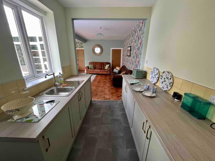 Spacious Semi-Detached Southsea House, Free Parking On Drive Portsmouth Bagian luar foto