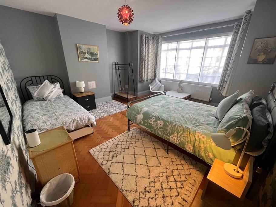 Spacious Semi-Detached Southsea House, Free Parking On Drive Portsmouth Bagian luar foto
