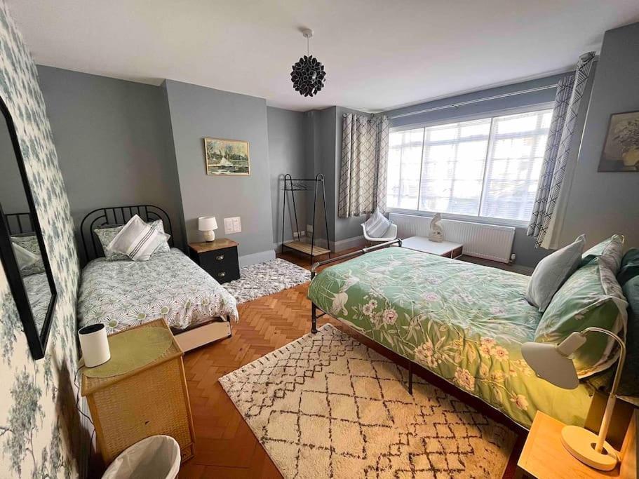 Spacious Semi-Detached Southsea House, Free Parking On Drive Portsmouth Bagian luar foto